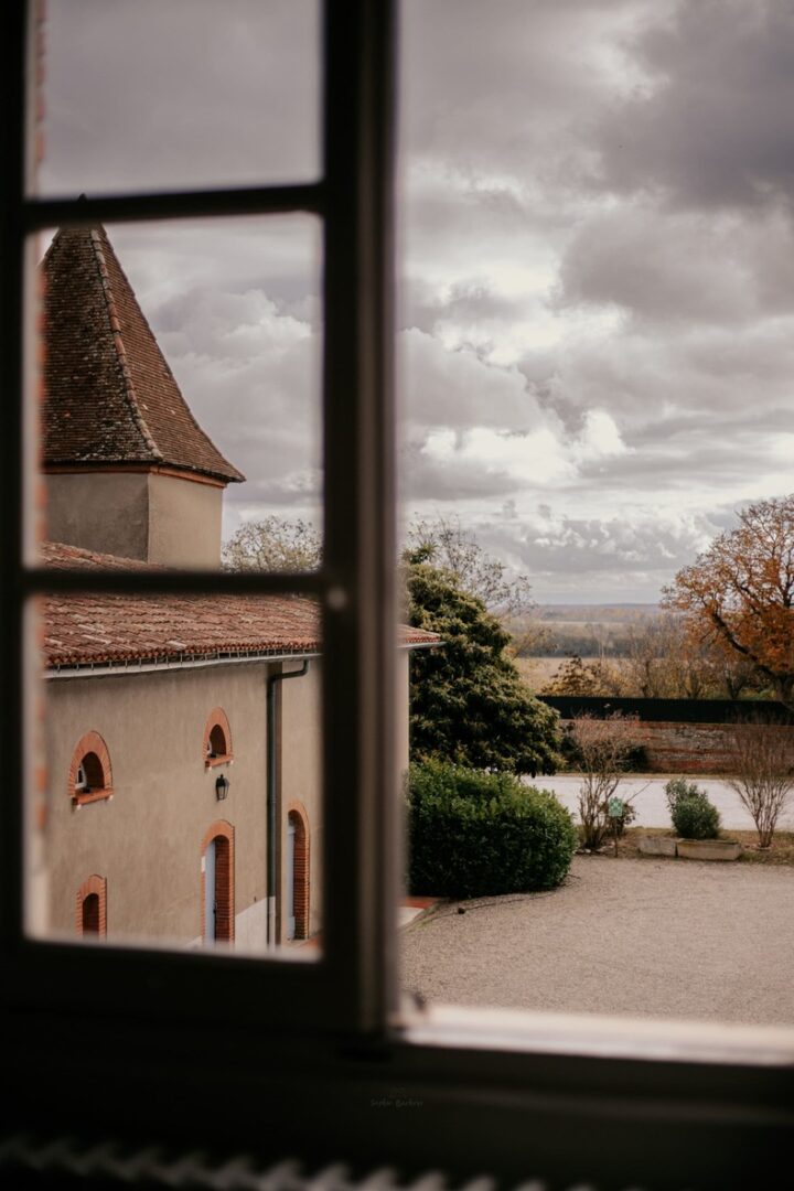 Photo prise par @sophiebacherephotos. La photo montre la cours du Château de Puydaniel