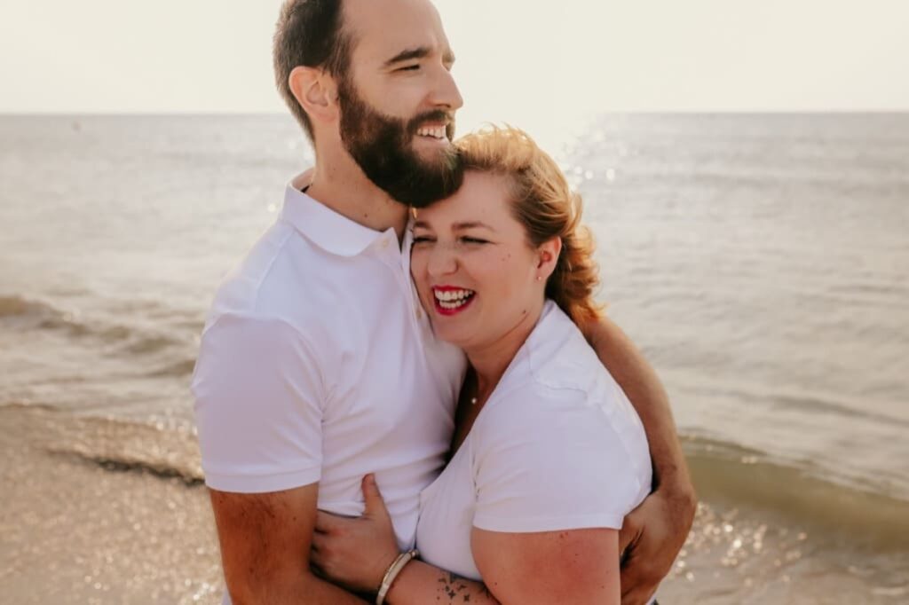 Photo prise par @sophiebacherephotos. La photo montre un couple au bord de l'eau sur la plage