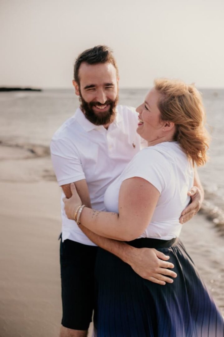 Photo prise par @sophiebacherephotos. La photo montre un couple au bord de l'eau sur la plage