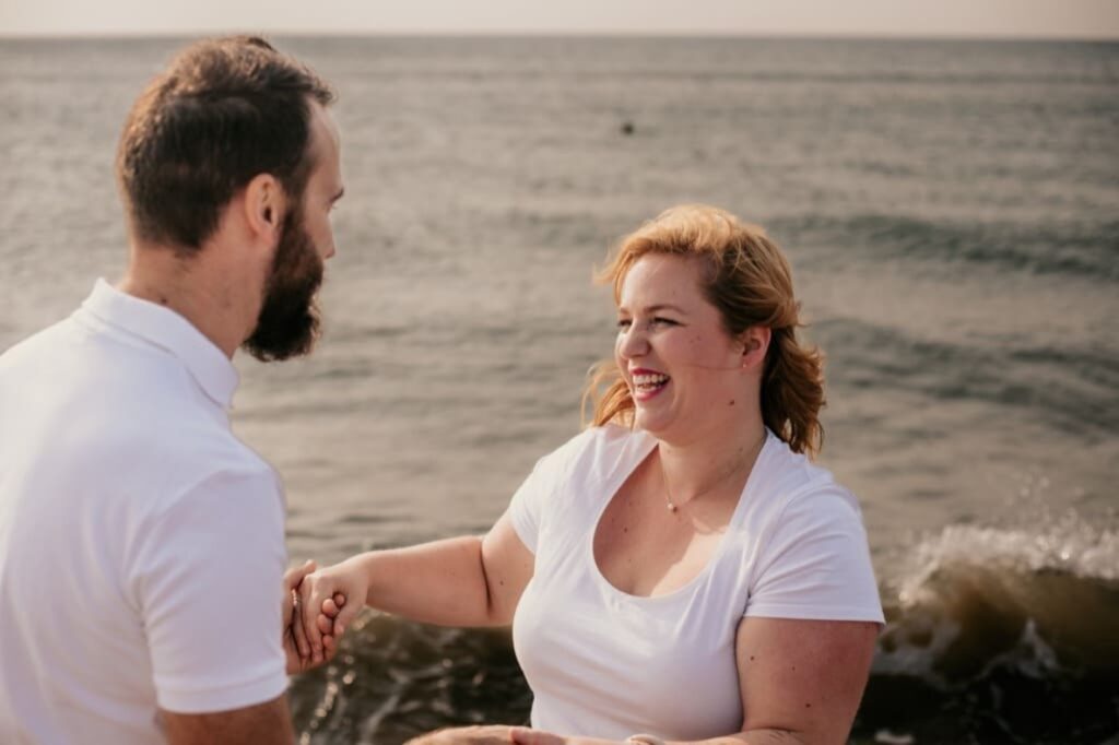 Photo prise par @sophiebacherephotos. La photo montre un couple au bord de l'eau sur la plage