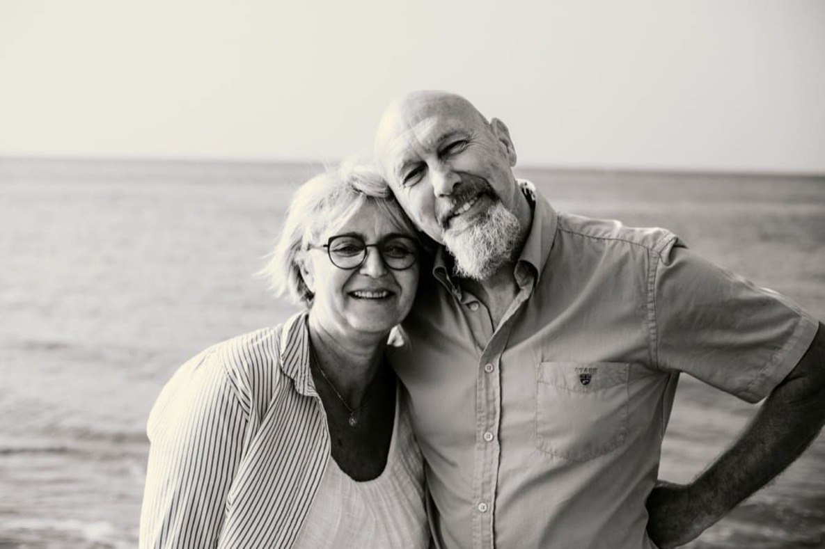 Photo prise par @sophiebacherephotos. La photo montre un couple se tenant dans les bras face caméra. Photo noir et blanc.