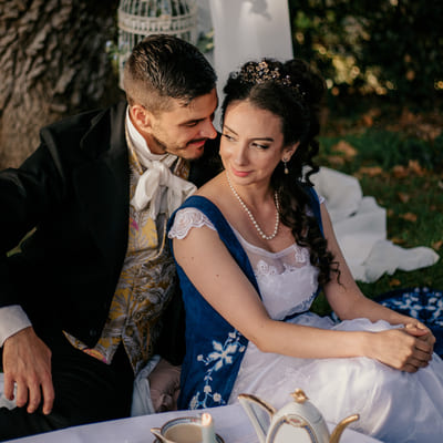 photo prise par @sophiebacherephotos. La photo montre le couple de mariés sous le thème "BRIDGERTON" lors de leur goûter entre amoureux