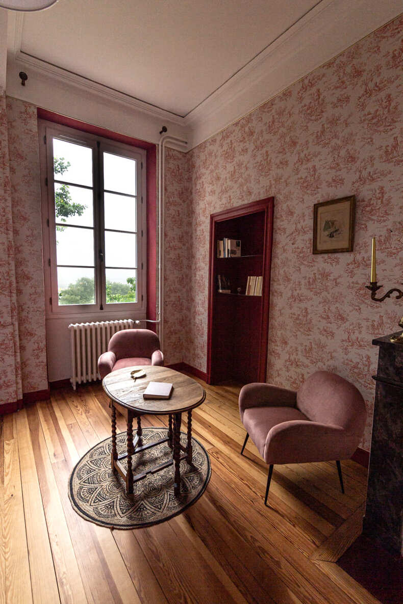 Photo prise par @sophiebacherephotos. La photo montre la chambre rose du Château de Puydaniel