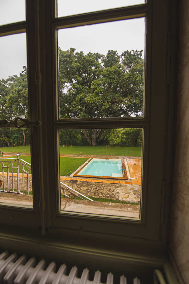 Photo prise par @sophiebacherephotos. La photo montre la piscine du Château de Puydaniel