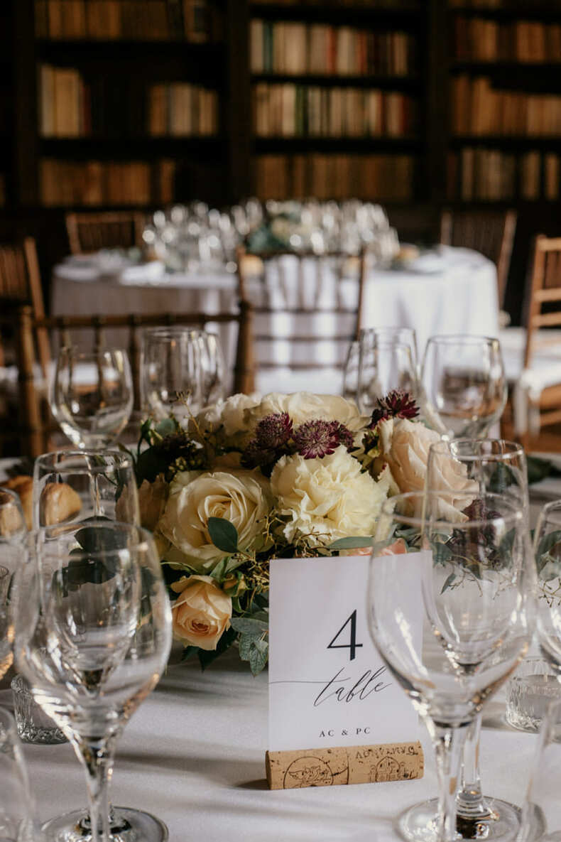 Photo prise par @sophiebacherephotos. Décoration des tables pour un mariage.