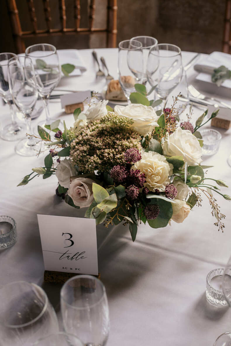 Photo prise par @sophiebacherephotos. Décoration des tables pour un mariage.