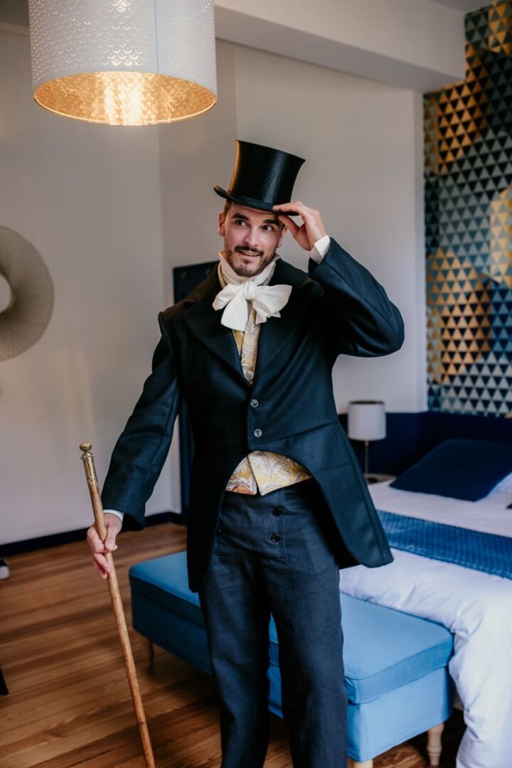 Photo prise par @sophiebacherephotos. La photo montre le marié dans la chambre bleu du Château de Puydaniel