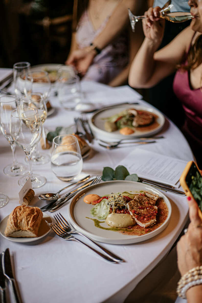 Photo prise par @sophiebacherephotos. Repas du traiteur lors d'une mariage