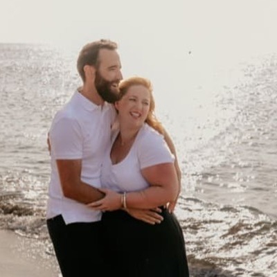 Photo prise par @sophiebacherephotos. La photo montre un couple au bord de plage