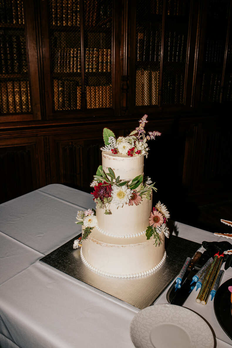 Photo prise par @sophiebacherephotos. Wedding cake