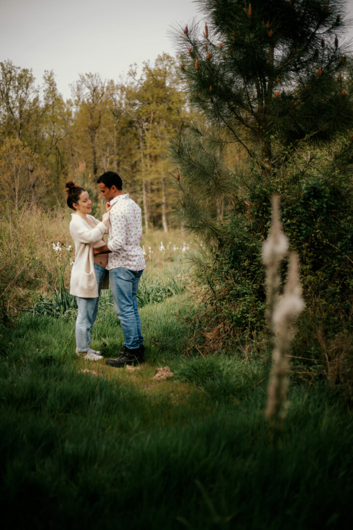 Photo prise par @sophiebacherephotos. La photo montre un couple au bord de l'eau sur la plage