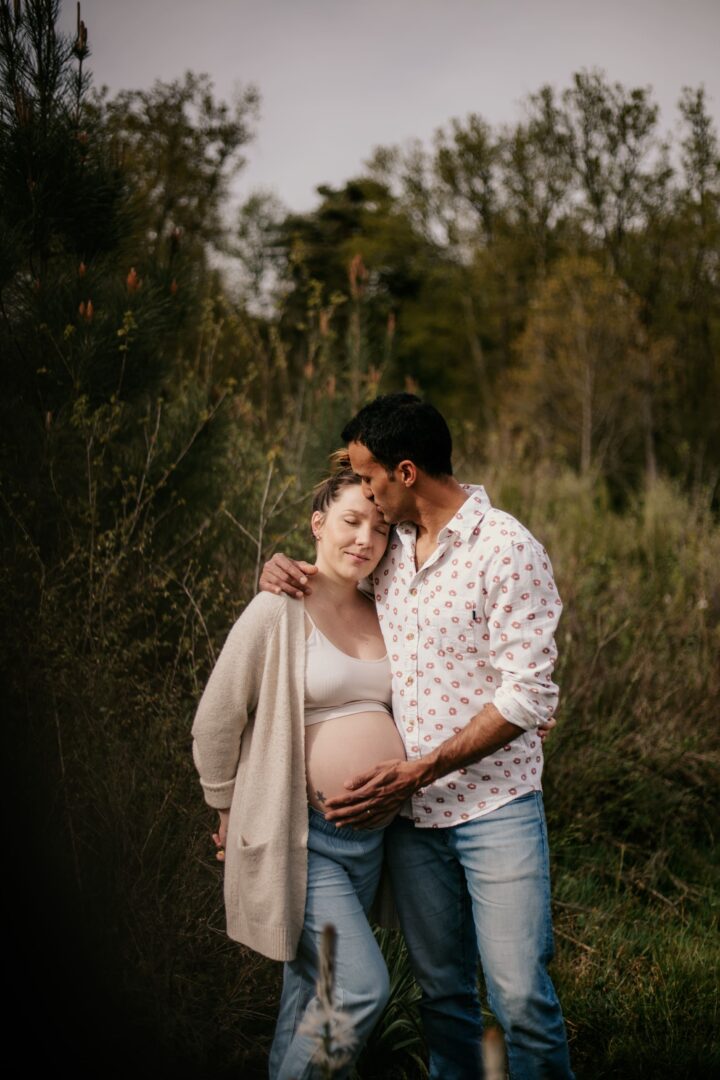 E&V-GROSSESSE-SOPHIE BACHERE PHOTOS_-124 Photo prise par @sophiebacherephotos. La photo montre le couple de futures mariées s'échangeant les anneaux.