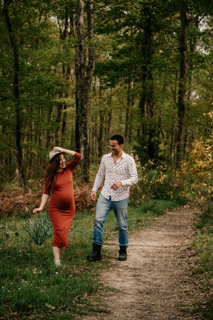 E&V-GROSSESSE-SOPHIE BACHERE PHOTOS_-70 Photo prise par @sophiebacherephotos. La photo montre le couple de futures mariées s'échangeant les anneaux.