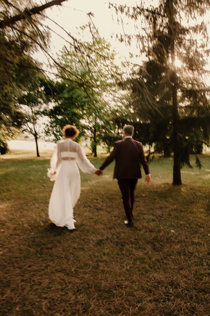 REEL-MARIAGE17 Photo prise par @sophiebacherephotos. La photo montre les jeunes mariées dans la Péniche SAMSARA sur le Canal du Midi.