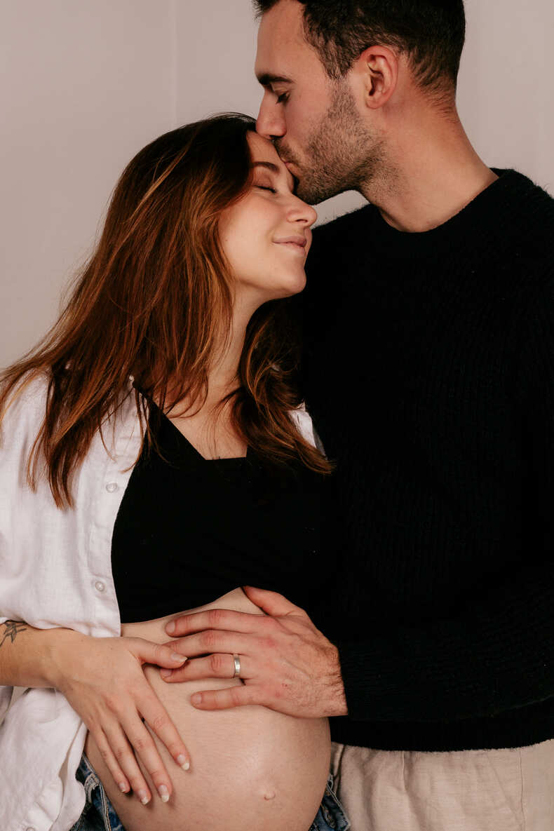 E&M-GROSSESSE-SOPHIE-BACHERE-PHOTOS-11 Photo prise par @sophiebacherephotos. La photo montre le couple de futures mariées attendre dans la Mairie de Toulouse en Occitanie.
