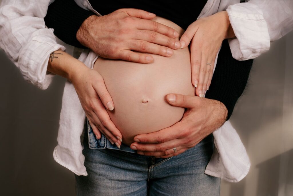 Séance photo de grossesse à la maison en Occitanie