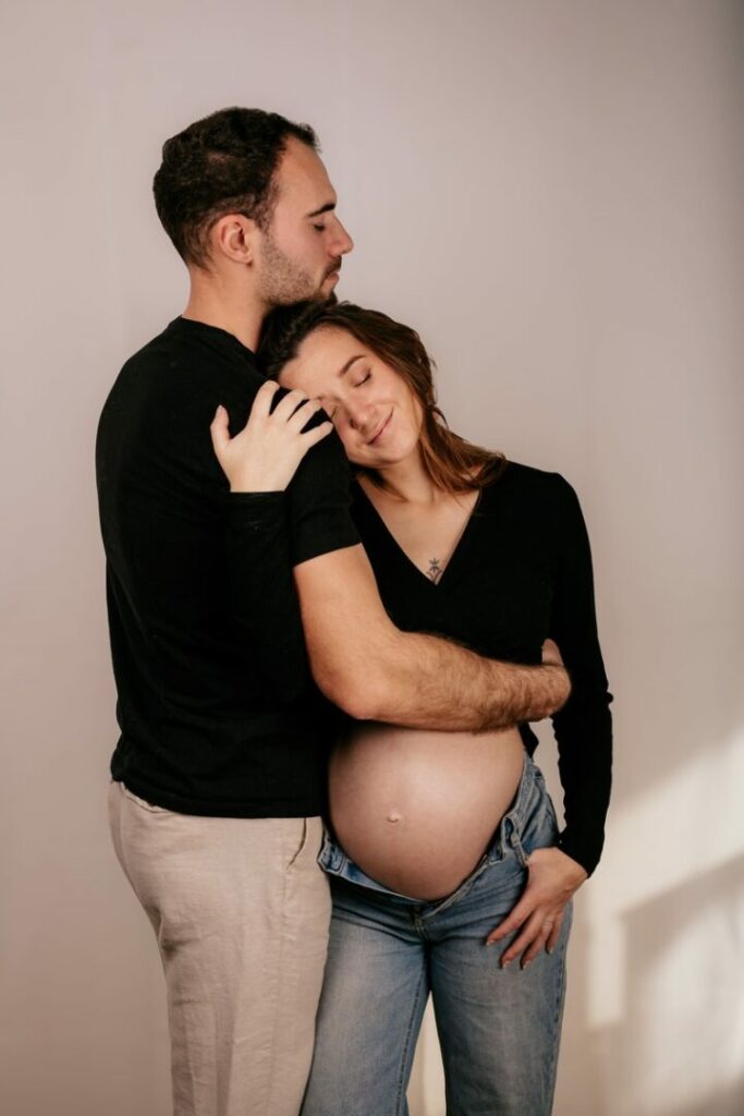 séance photo de grossesse studio à la maison Occitanie