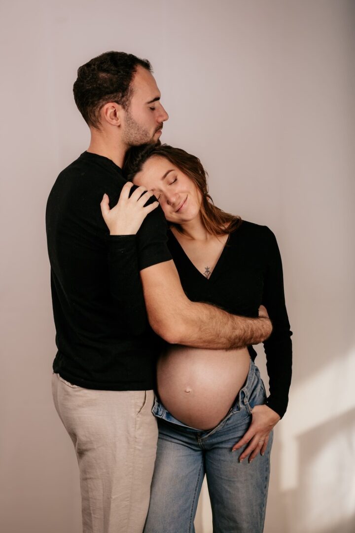 E&M-GROSSESSE-SOPHIE-BACHERE-PHOTOS-30 Photo prise @sophiebacherephotos. La photo montre le couple accroupie se regardant face à face suite à la demande en mariage du jeune homme.