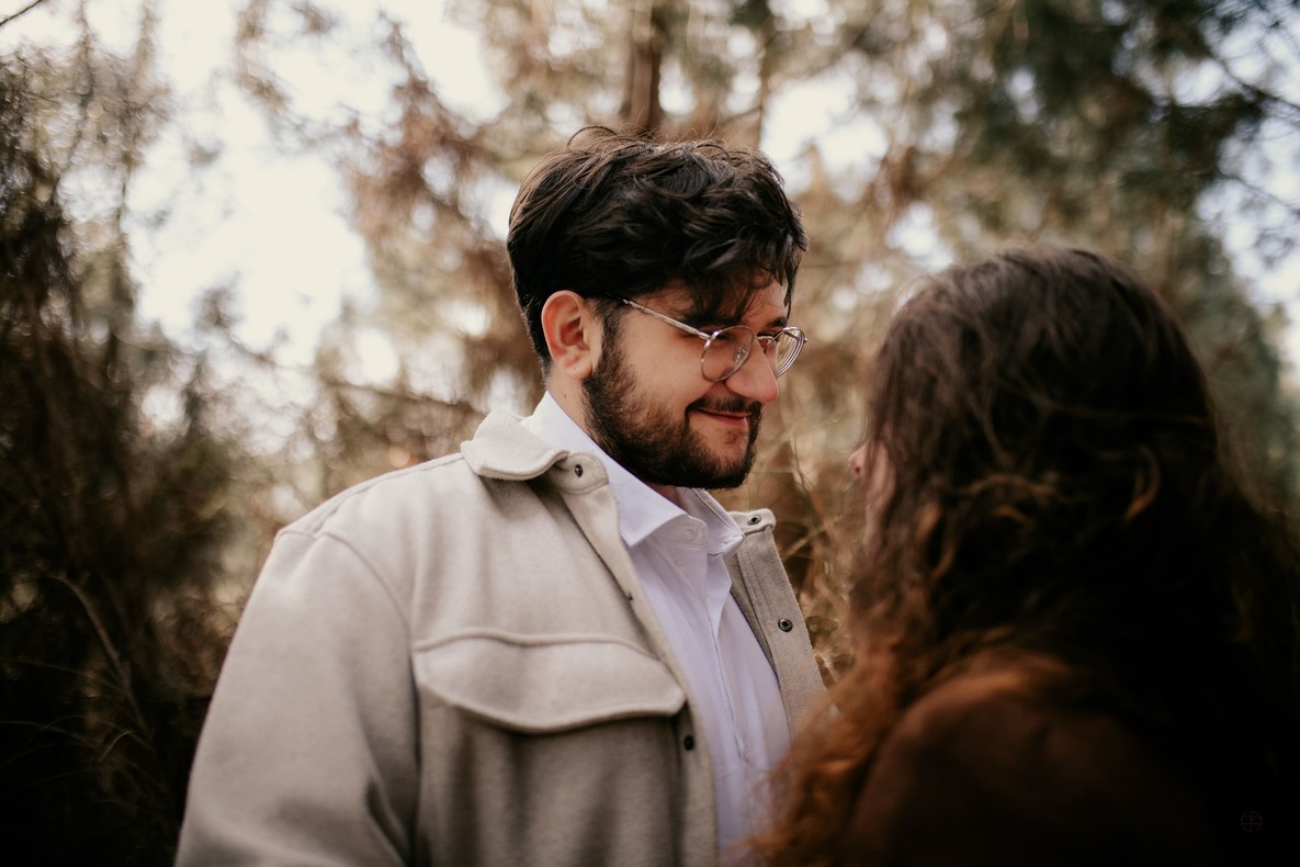 COUPLE-OCCITANIE-SOPHIE BACHERE PHOTOS HD-13 Photo prise par @sophiebacherephotos. La photo montre le couple de futures mariées s'engageant dans l'allée en direction de la sortie de la salle des Illustres