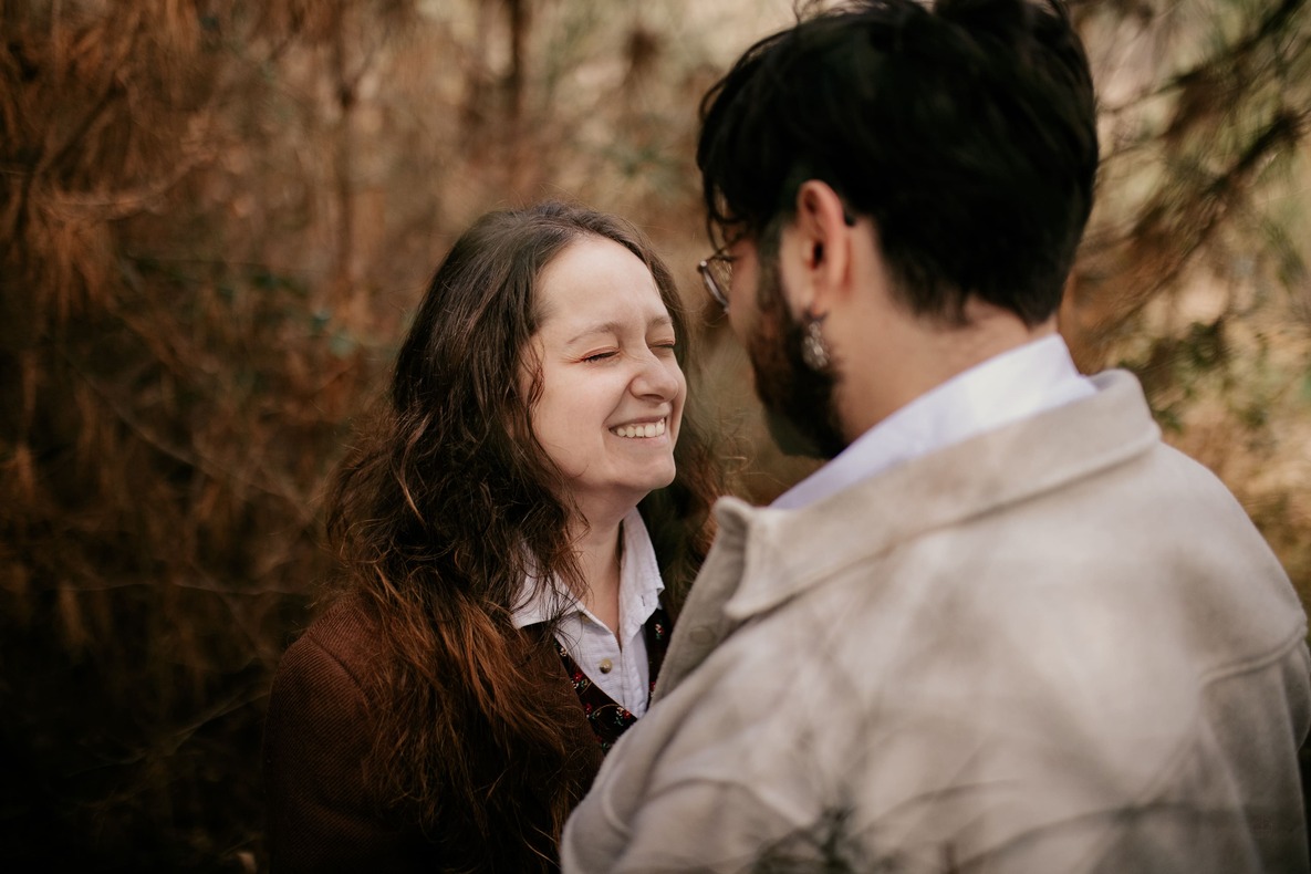 COUPLE-OCCITANIE-SOPHIE BACHERE PHOTOS HD-14 Photo prise par @sophiebacherephotos. La photo montre le couple de futures mariées s'engageant dans l'allée direction du maire