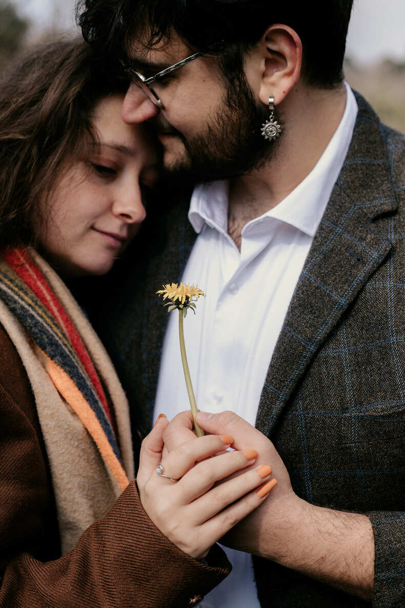 COUPLE-OCCITANIE-SOPHIE BACHERE PHOTOS HD-180 Photo prise par @sophiebacherephotos. La photo montre le couple de futures mariées attendre dans la Mairie de Toulouse en Occitanie.