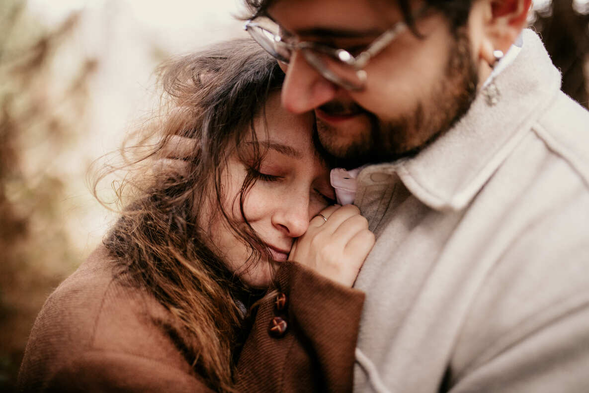 COUPLE-OCCITANIE-SOPHIE BACHERE PHOTOS HD-21 Photo prise par @sophiebacherephotos. La photo montre le couple de futures mariées s'échangeant les anneaux.