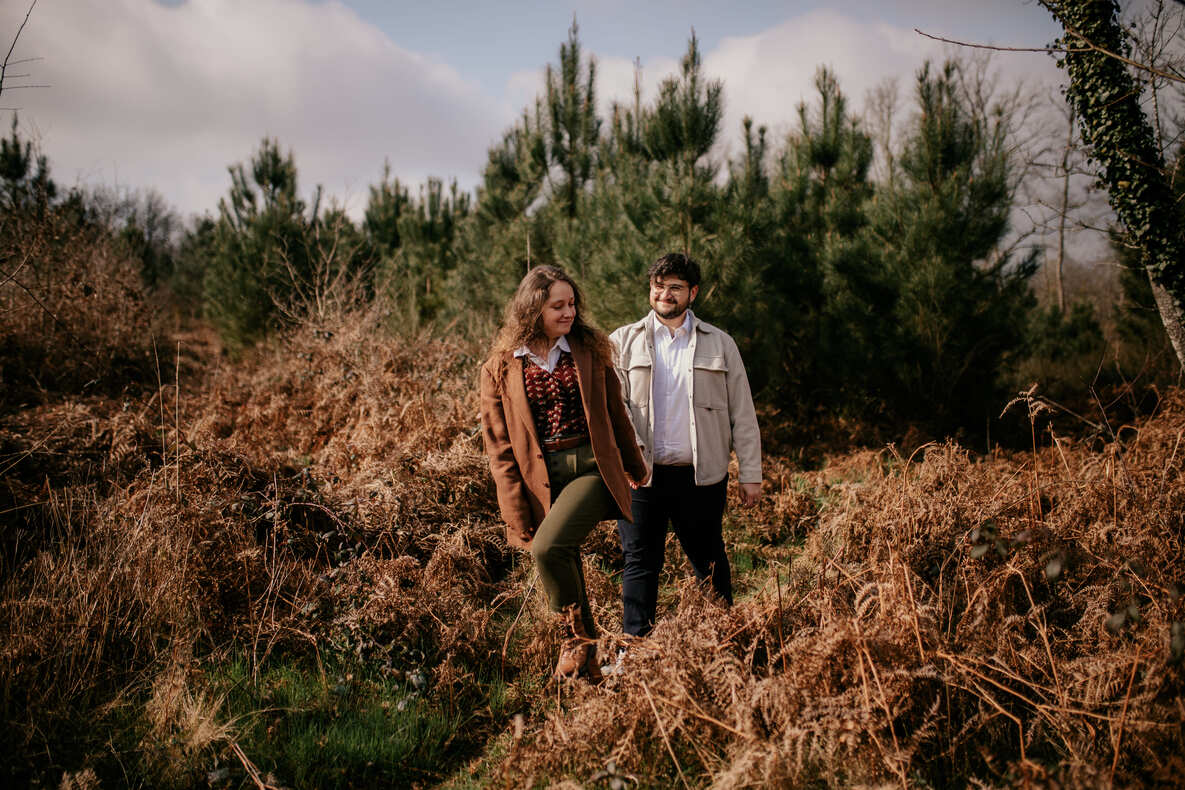 Séance couple à la forêt de Bouconne Couple d'amoureux dans la forêt de Bouconne en plein Automne