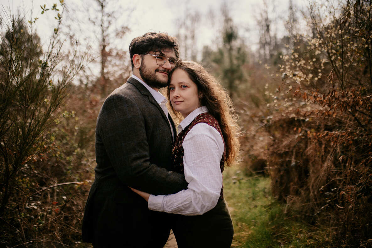 COUPLE-OCCITANIE-SOPHIE BACHERE PHOTOS HD-56 Photo prise par @sophiebacherephotos. La photo montre le couple de futures mariées s'engageant dans l'allée en direction de la sortie de la salle des Illustres