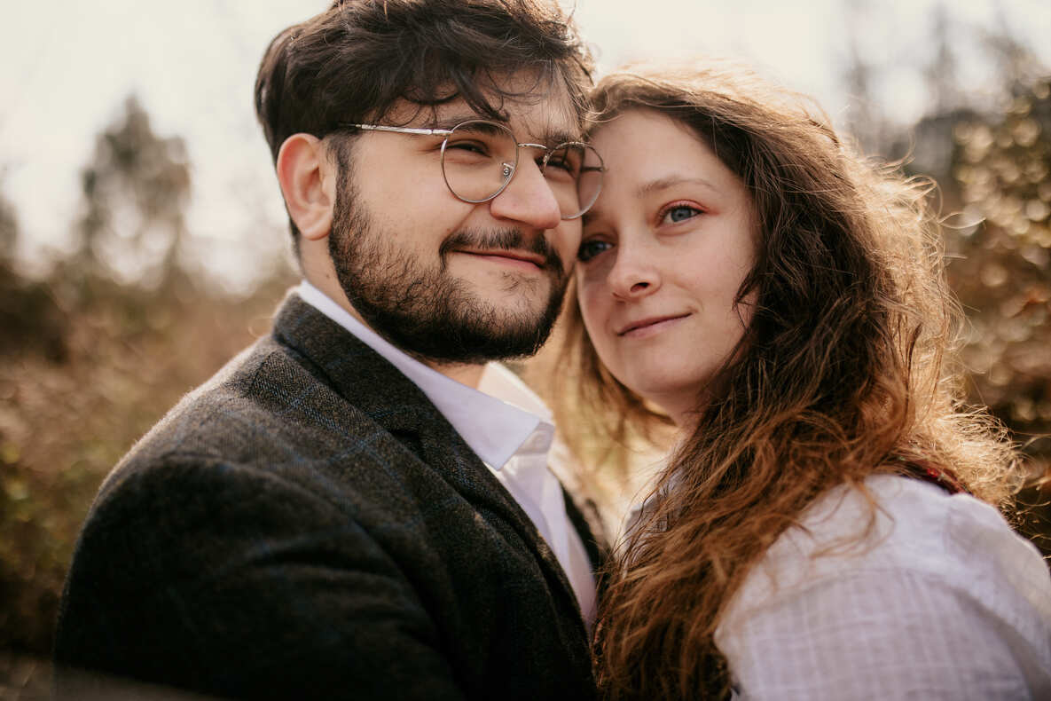 COUPLE-OCCITANIE-SOPHIE BACHERE PHOTOS HD-59 Photo prise par @sophiebacherephotos. La photo montre le couple de futures mariées s'échangeant les anneaux.