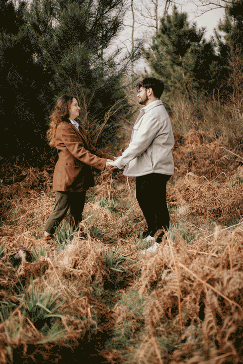 GIF-1 Photo prise par @sophiebacherephotos. La photo montre le couple de futures mariées attendre dans la Mairie de Toulouse en Occitanie.