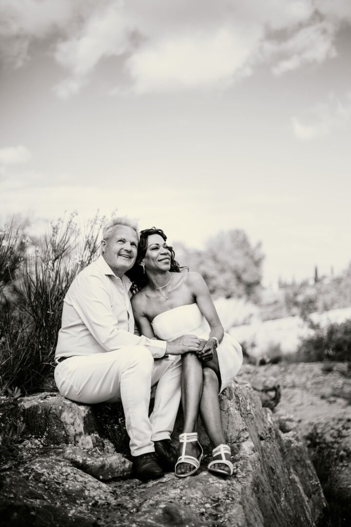 E&B-COUPLE-SOPHIE BACHERE PHOTOS HD-43 Photo prise par @sophiebacherephotos. La photo montre les jeunes mariées dans la Péniche SAMSARA sur le Canal du Midi.