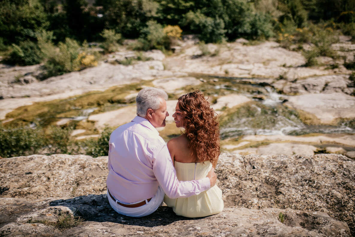E&B-COUPLE-SOPHIE BACHERE PHOTOS HD-54 Photo prise par @sophiebacherephotos. La photo montre le couple de futures mariées s'engageant dans l'allée direction du maire
