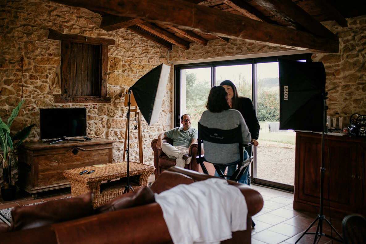 ELOPMENT-OCCITANIE-SOPHIE BACHERE PHOTOS HD-11 Photo prise par @sophiebacherephotos. La photo montre le couple de futures mariées s'engageant dans l'allée en direction de la sortie de la salle des Illustres