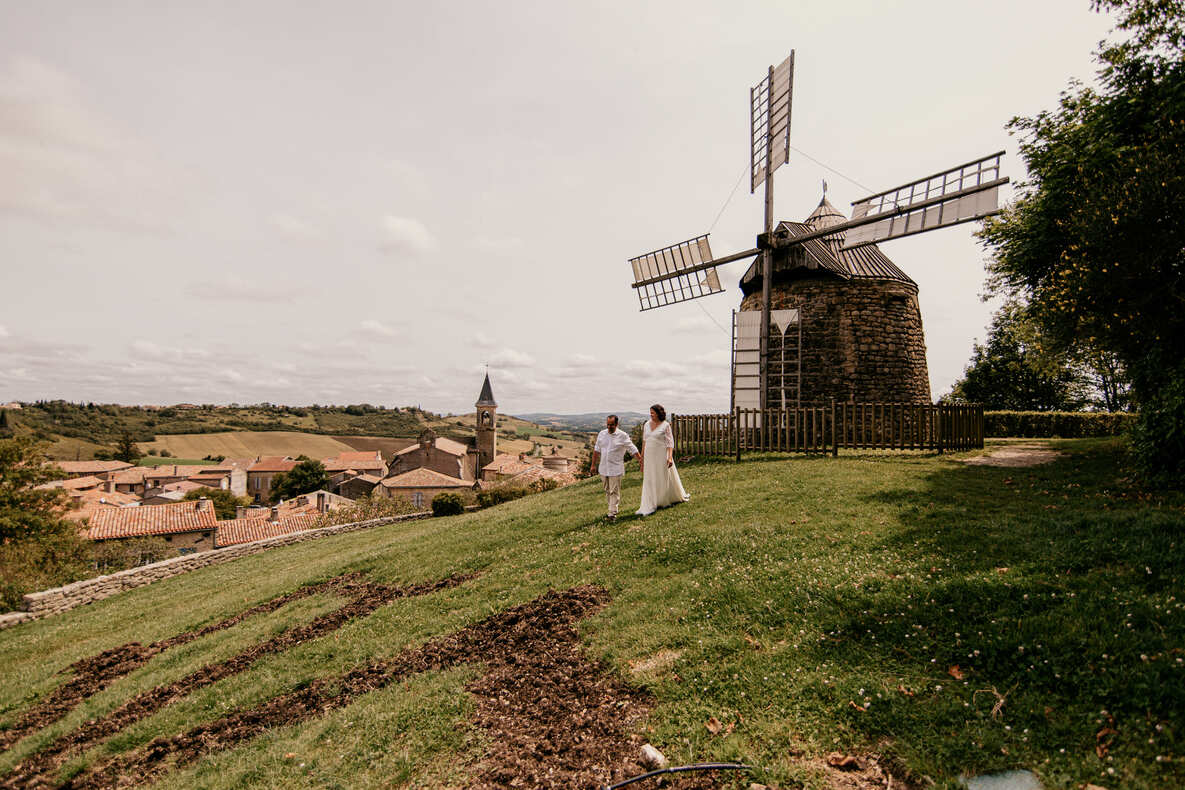 ELOPMENT-OCCITANIE-SOPHIE BACHERE PHOTOS HD-181 Photo prise par @sophiebacherephotos. La photo montre le couple de futures mariées s'engageant dans l'allée direction du maire