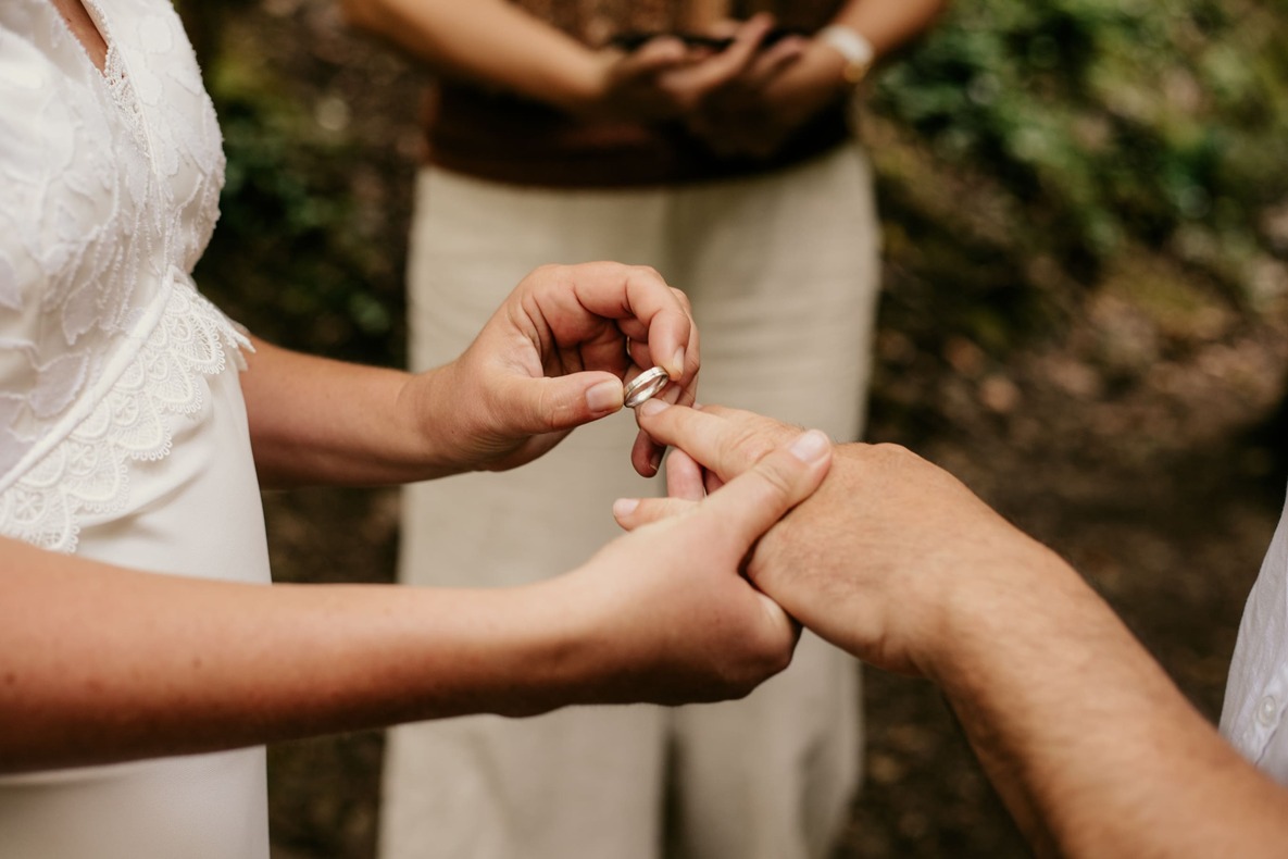 Photo prise par @sophiebacherephotos, plan à contre jour des futurs mariés buvant un thé chaud avant la cérémonie
