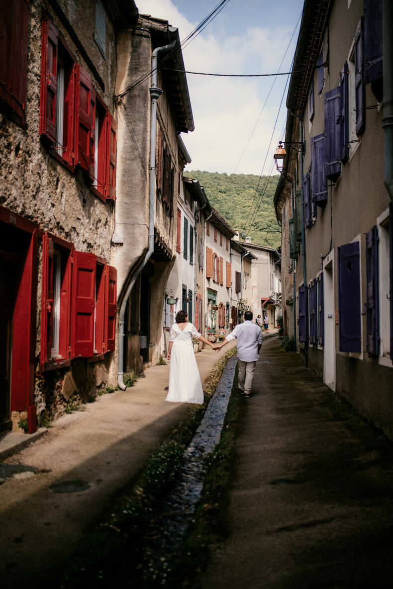 ELOPMENT-OCCITANIE-SOPHIE BACHERE PHOTOS HD-335 Photo prise par @sophiebacherephotos. La photo montre le couple de futures mariées attendre dans la Mairie de Toulouse en Occitanie.