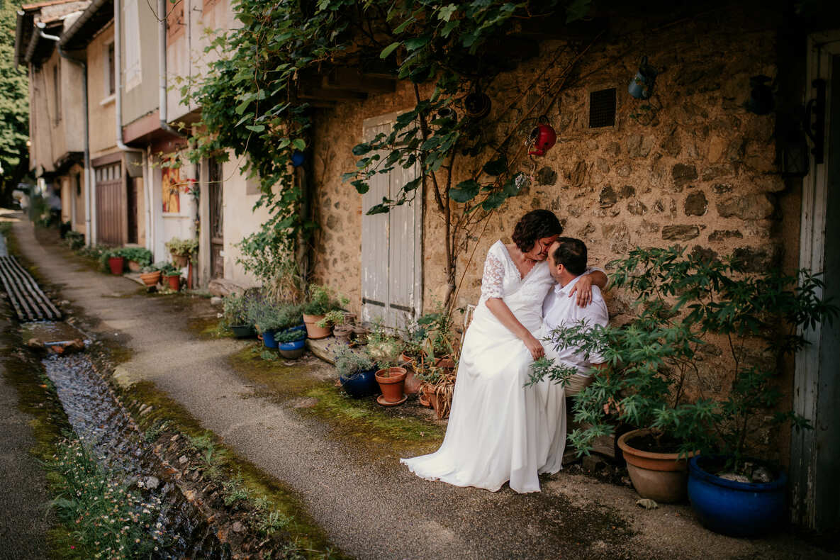 ELOPMENT-OCCITANIE-SOPHIE BACHERE PHOTOS HD-349 Photo prise par @sophiebacherephotos. La photo montre le couple de futures mariées s'échangeant les anneaux.
