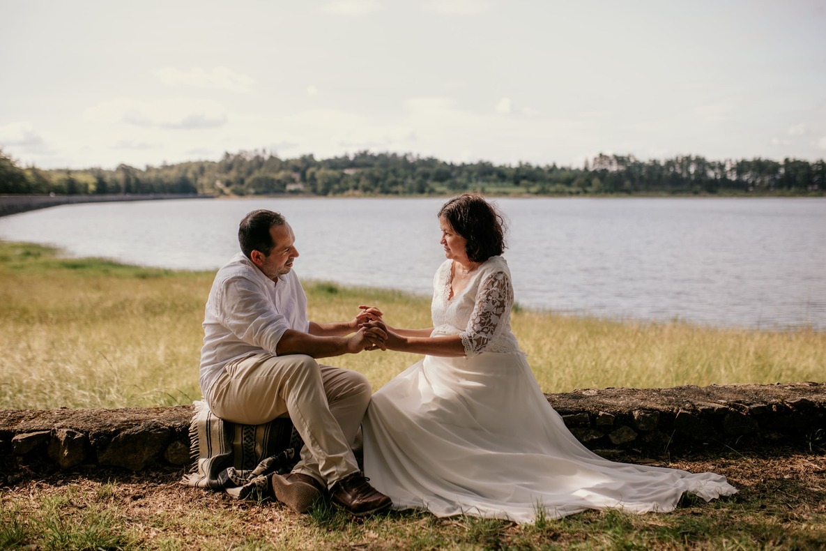 ELOPMENT-OCCITANIE-SOPHIE BACHERE PHOTOS HD-376 Photo prise par @sophiebacherephotos. La photo montre le couple de futures mariées s'engageant dans l'allée en direction de la sortie de la salle des Illustres