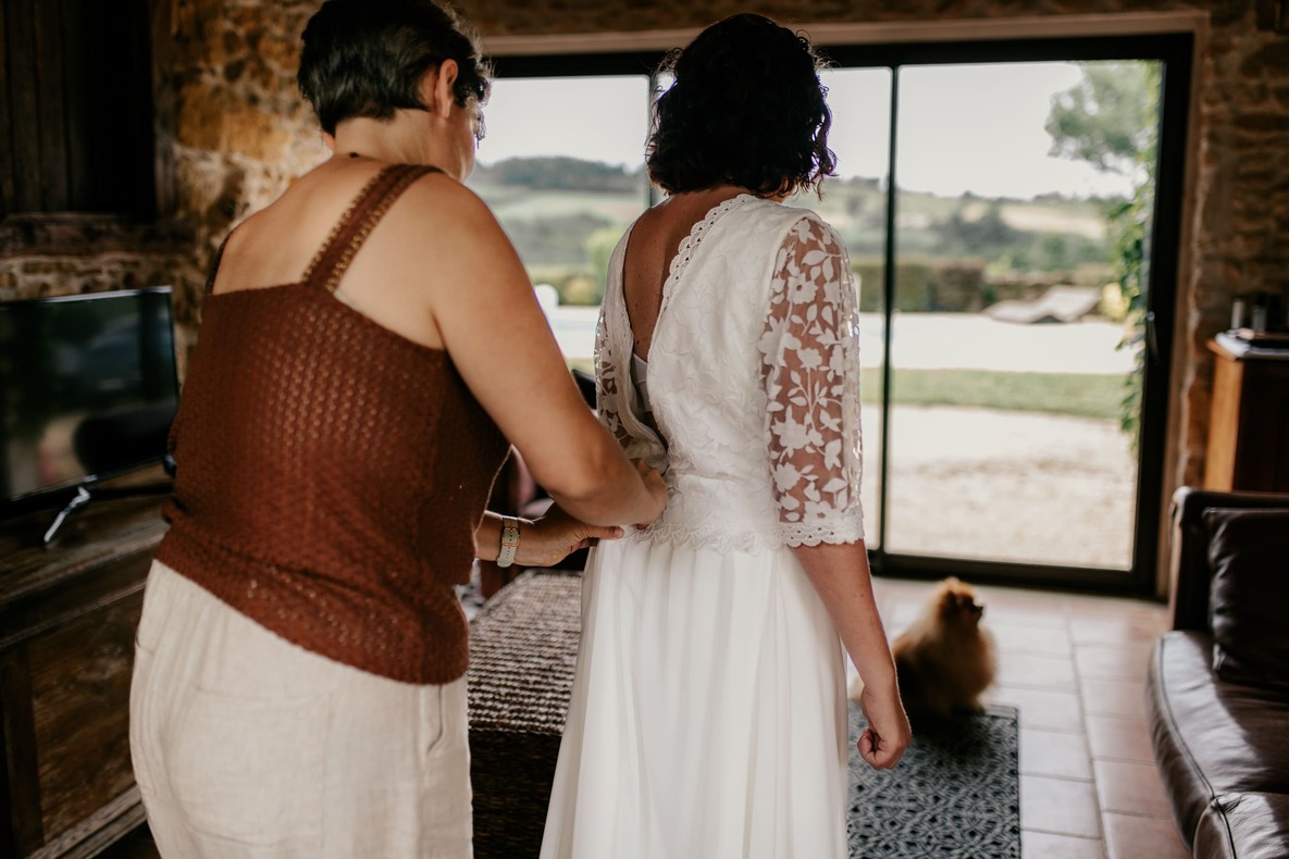 ELOPMENT-OCCITANIE-SOPHIE BACHERE PHOTOS HD-44 Photo prise par @sophiebacherephotos. La photo montre le couple de futures mariées s'engageant dans l'allée direction du maire