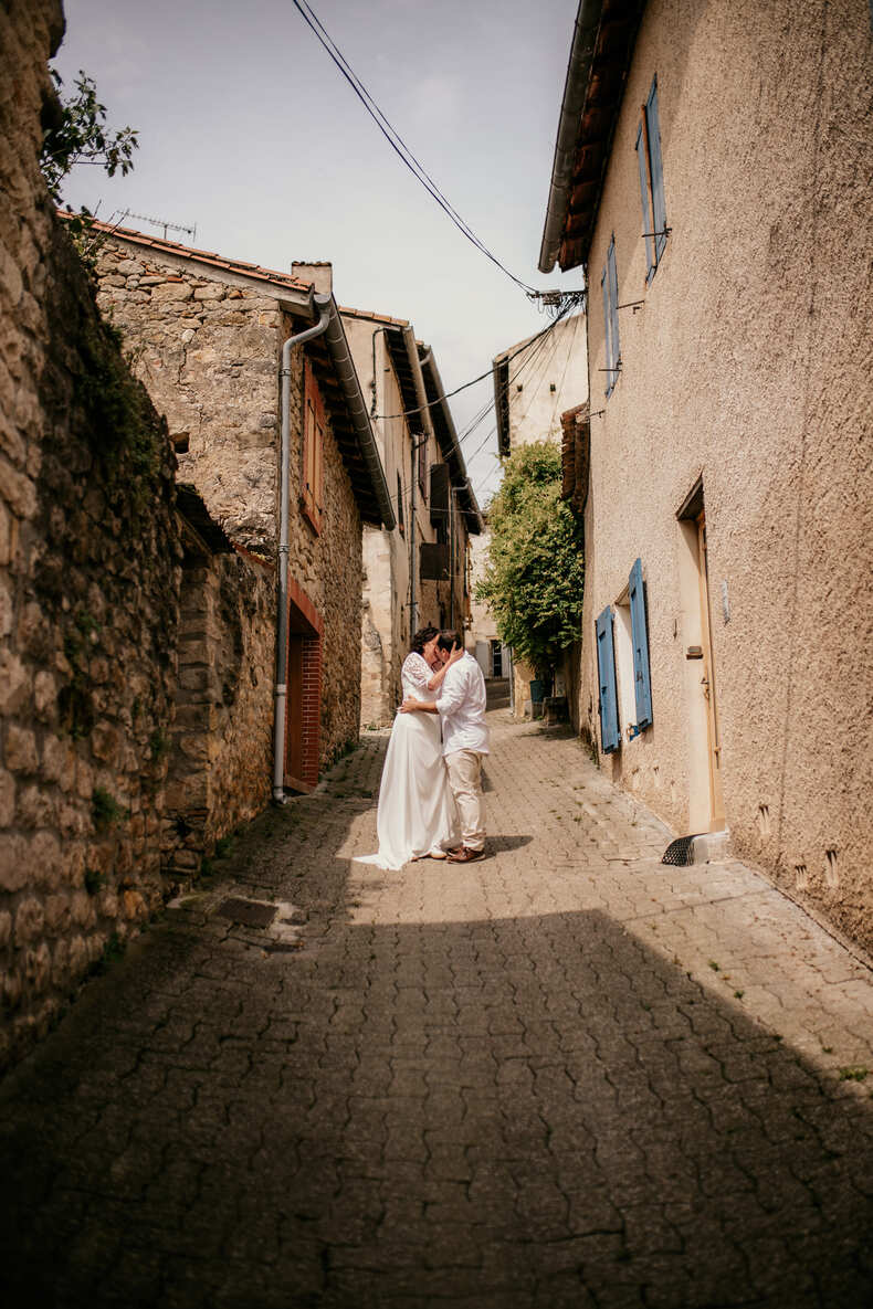 ELOPMENT-OCCITANIE-SOPHIE BACHERE PHOTOS HD-77 Photo prise par @sophiebacherephotos. La photo montre le couple de futures mariées attendre dans la Mairie de Toulouse en Occitanie.