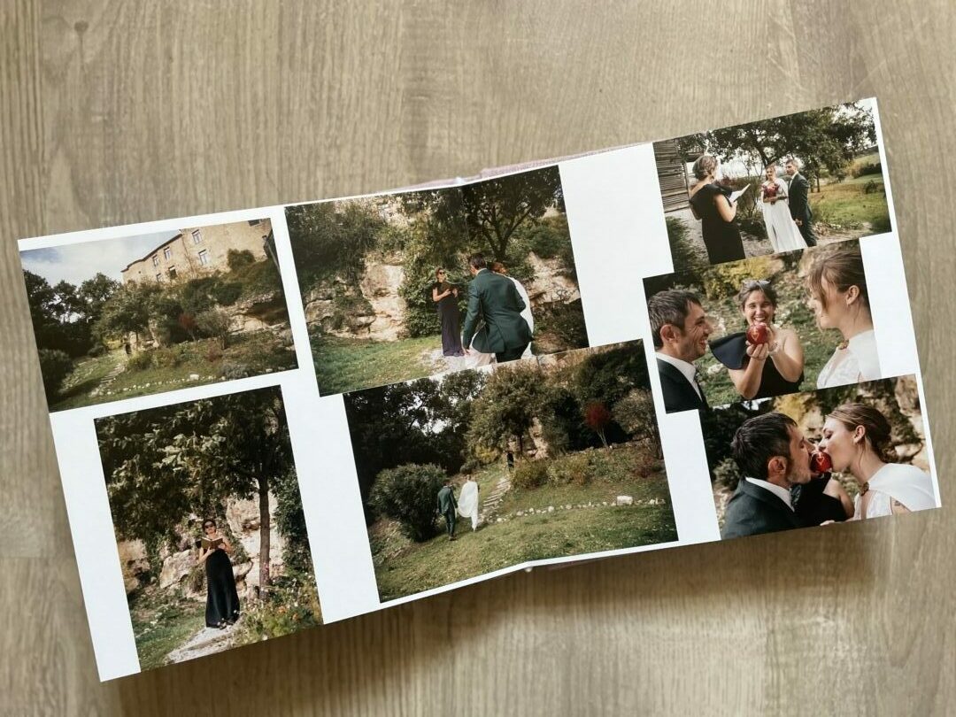 Photo prise par @sophiebacherephotos. La photo montre les préparatifs de la mariée dont les pétales de ses roses éparpillées sur le parquet d'une des chambre du Château de Salettes thème du mariage "Blanche Neige"