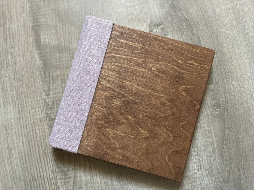 Photo prise par @sophiebacherephotos. La photo montre les préparatifs de la mariée dont les pétales de ses roses éparpillées sur le parquet d'une des chambre du Château de Salettes thème du mariage "Blanche Neige"