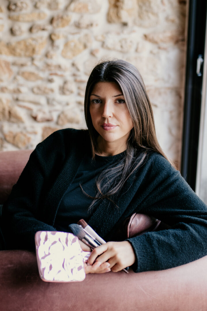 portrait-SOPHIE BACHERE PHOTOS HD-6 Photo prise par @sophiebacherephotos. La photo montre le couple de futures mariées attendre dans la Mairie de Toulouse en Occitanie.