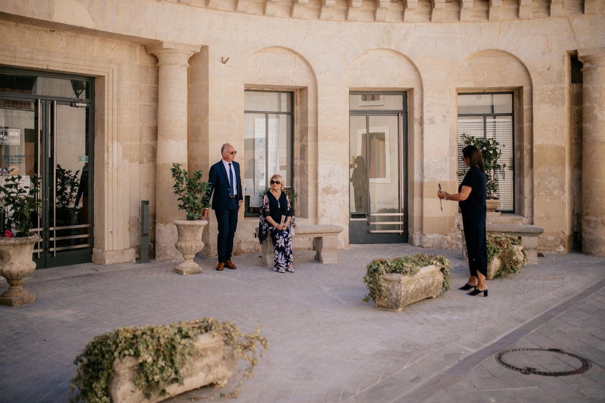 Arrivée des invités et proches à la mairie de Montferrier-sur-Lez