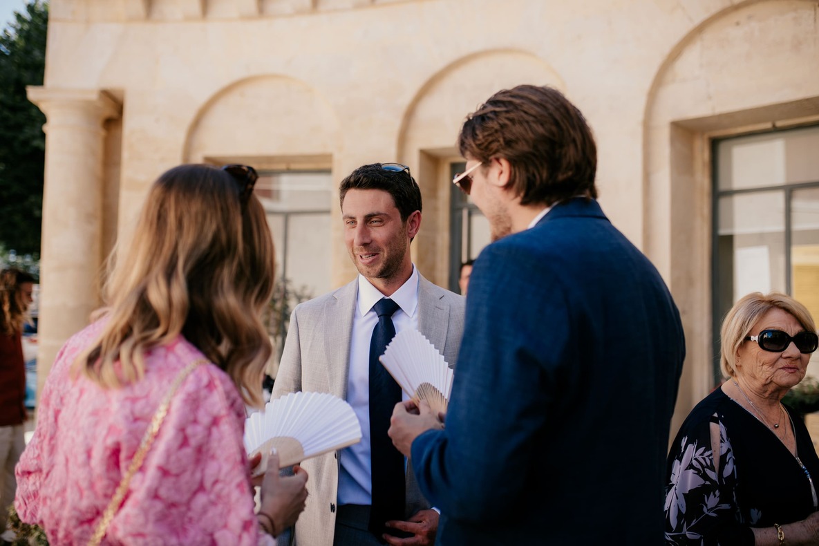Arrivée des invités et proches à la mairie de Montferrier-sur-Lez