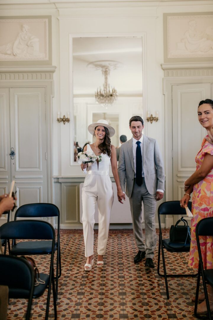 Photo prise par @sophiebacherephotos. La photo montre le couple de futures mariées attendre dans la Mairie de Toulouse en Occitanie.