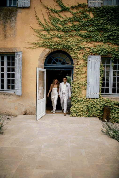ENTREE-MARIES Photo prise par @sophiebacherephotos. La photo montre le couple de futures mariées s'échangeant les anneaux.