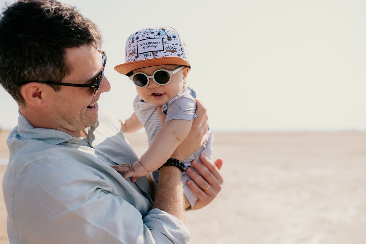 papa et bébé Une séance photo de famille à la plage de Gruissan