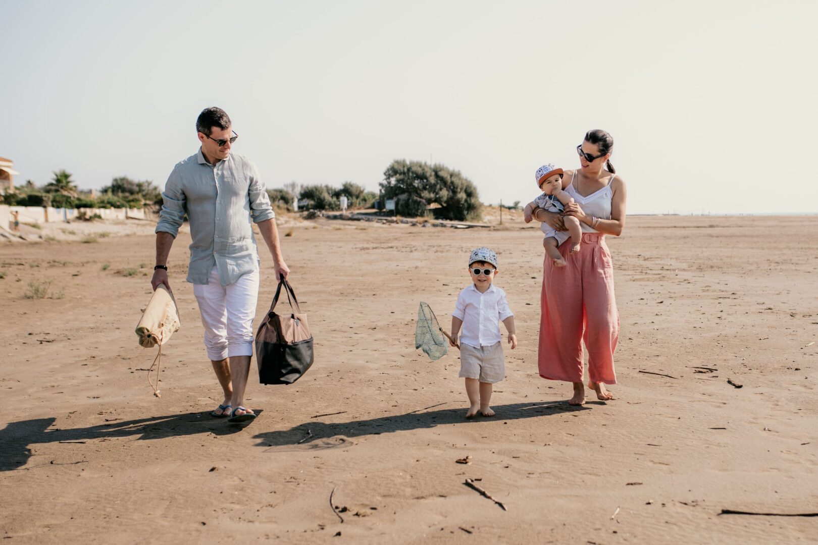 Petite famille sur la plage de Gruissan Séance photo de famille sur la plage de Ayguades à Gruissan, Aude, Occitanie