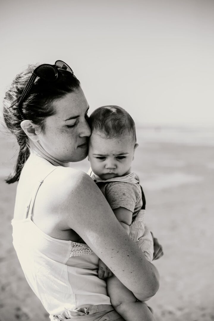 Le gros câlin de maman Séance photo de famille sur la plage de Ayguades à Gruissan, Aude, Occitanie